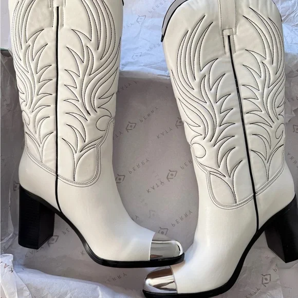 Katy Perry Zaina Western Cowboy White Embroidered Boots.
Size 9.5 - Picture 1 of 5